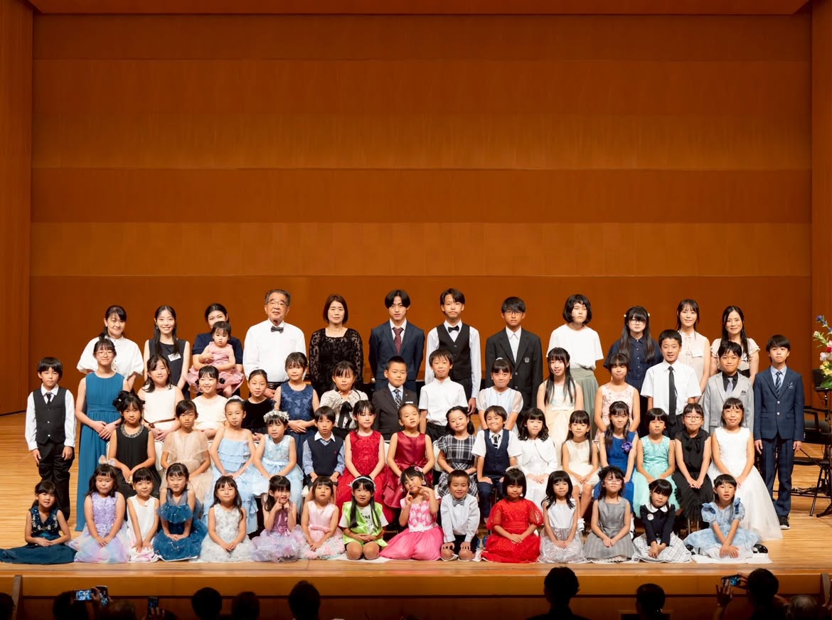 ホールの舞台にならんだ、発表会の集合写真